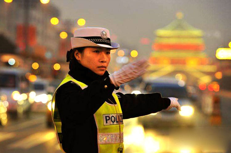 夜间指挥的美女交警执勤服